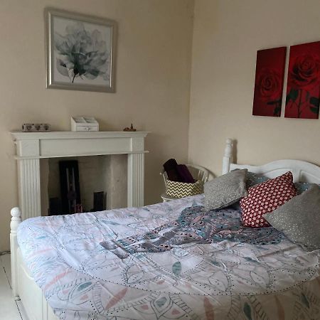 Stunning 2-Bed Apartment Above Schooners Bar Neath Exterior foto