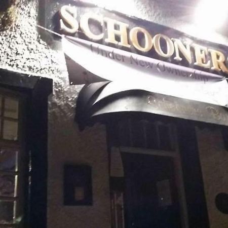 Stunning 2-Bed Apartment Above Schooners Bar Neath Exterior foto