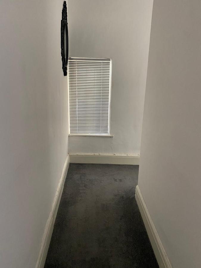 Stunning 2-Bed Apartment Above Schooners Bar Neath Exterior foto