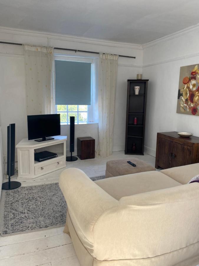 Stunning 2-Bed Apartment Above Schooners Bar Neath Exterior foto