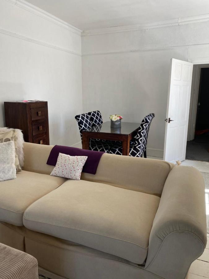 Stunning 2-Bed Apartment Above Schooners Bar Neath Exterior foto
